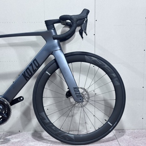 KOZO Vente en gros directe d'usine SHI MANO 105 Di2 Frein à disque hydraulique 24 vitesses Vélo de course léger en fibre de carbone OEM Aero - Product Image 2