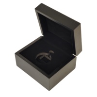 Boîte à montres en bois haute brillance avec insert en mousse découpée en velours, logo personnalisé, étui de rangement à charnière pour présentation de montres et emballage cadeau de luxe