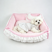 Canapé pour animaux de compagnie élégant avec décor en dentelle, coussin en forme de croissant, nid douillet en peluche, design nœud papillon pour petits chiens, lit de repos intérieur pour animaux de compagnie