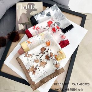 Foulard quadrato piccolo con disegno a linee 70*70CM FULARES - Product Image 3