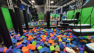 Trung Quốc Nhà Sản Xuất Phổ Biến Khu Vực Lớn Trong Nhà Công Viên Phiêu Lưu Trampoline Đầy Màu Sắc Nhảy Vui Vẻ Cho Trẻ Em Người Lớn Làm Bằng Nhựa - Product Image 6