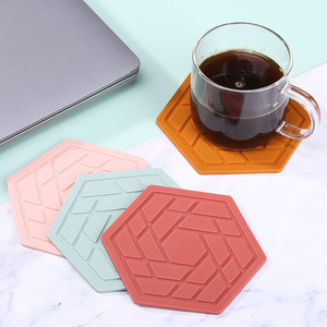 Sous-verre hexagonal en silicone résistant à la chaleur, set multicolore pour la protection des boissons (café, thé) - Product Image 1