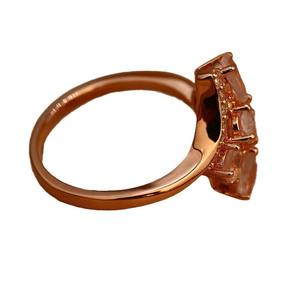 Bague vintage de la série Counterattack en quartz rose naturel incrusté de jade et saphir blanc synthétique - Product Image 5