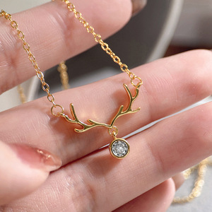 Collana Minimalista con Pendente a Corna di Cervo, Catena a O, Gioielli Eleganti da Donna per Natale - Product Image 2