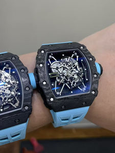 Reloj Mecánico Hueco de Fibra de Carbono con Forma de Tonneau y Correas Coloridas. Reloj de Hombre Moderno y Personalizado. - Product Image 6