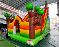 Toboggan gonflable commercial sur le thème de la jungle avec zone de saut pour enfants, idéal pour les parcs d'attractions extérieurs et la location