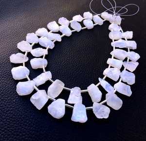 Pierre de lune arc-en-ciel merveilleuse naturelle 20 pièces côté percé rugueux véritable pierre de feu bleue non traitée brute en gros - Product Image 3