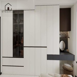 Armoire intégrée moderne XINGRUO sur mesure avec portes blanches <span class=keywords><strong>sans</strong></span> poignées, vitrine en verre et niche de vanité - Product Image 1