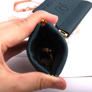Bolsa de Almacenamiento Personalizada de Cuero PU Verde Oscuro con Relieve, para Llaves, Pasaportes y Auriculares, Cierre Magnético, Bolsas de Joyería de Cuero - Product Image 5
