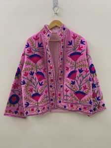Veste Suzani en velours rose pour femme, brodée à la main, imprimé animalier, style bohème artisanal, vêtement d'extérieur respirant pour l'hiver, cadeau de luxe pour - Product Image 1