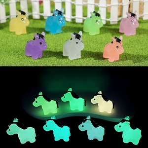 Pendentif Cheval Miniature Lumineux Coloré de Haute Qualité pour Bijoux DIY, Accessoires de Paysage, Pendentif Porte-clés Cheval en Résine Personnalisé - Product Image 1