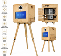 Machine à photomaton en bois personnalisée avec écran tactile de 15,6 pouces, imprimante intégrée, anneau lumineux et ouverture pour appareil photo, idéale pour mariages et événements.