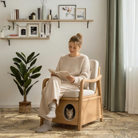 Chaise de salle à manger moderne en polyester gris avec structure en bois massif, design pour la cohabitation humain-animal