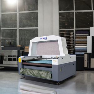 1812 1610 Machine de découpe laser de tissu d'alimentation automatique Machine de découpe laser Co2 pour articles de sport - Product Image 1