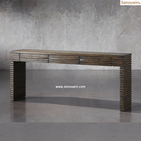 Table console en chêne fabriquée à la main: structure à lattes, mortaise et tenon, grains vibrants pour une utilisation dans le couloir de luxe