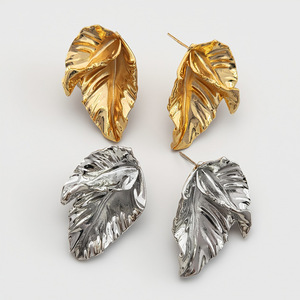 Pendientes de plata de ley chapados en oro con forma de hoja para mujer, joyería de moda para fiesta, pendientes de aleación, diseño ligero y elegante - Product Image 1