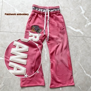 Pantalon de survêtement évasé en coton avec logo brodé personnalisé, effet vieilli et imprimé vintage, style streetwear du fabricant - Product Image 2