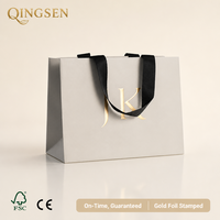 Sacs cadeaux en papier personnalisés de luxe blancs avec monogramme estampé à chaud or, poignées en ruban noir, format paysage, en gros pour marque de bijoux