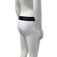 Shorts de compression athlétiques en tissu léger et respirant avec coutures plates pour réduire les irritations dues à l'étricissement.