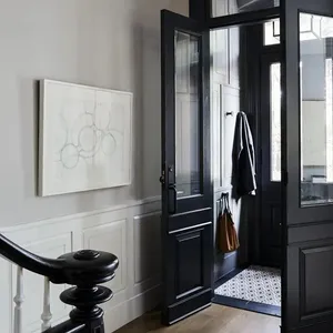 דלת בסגנון קלאסי שחור מעץ מלא עם זכוכית לדלת כניסה חיצונית