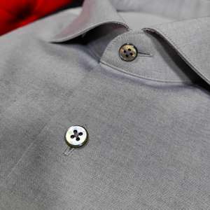 Chemise pour homme sur mesure, col rabattu gris |   100% coton |   ODM sur mesure haut de gamme |   Tissus chinois de qualité supérieure |   Géométrique d'été - Product Image 2