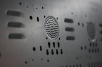 Presse à poinçonner CNC à tourelle entièrement électrique pour la production de pièces métalliques de meubles de bureau et d'armoires dans les lignes de production de transformation des métaux