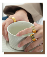 18K Vergoldeter Mehrschichtiger Gerillter Ring, Grüner CZ-Besetzter Breiter Statement-Ring für Damen