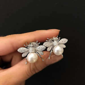 Orecchini a Perno a Forma di Ape con Perle per Donne, Gioielli Vintage a Tema Insetto per Uso Quotidiano - Product Image 4