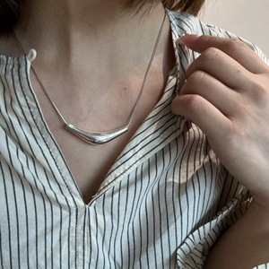 Cadena de clavícula con barra curvada de plata de ley S925 para mujer, collar minimalista para uso diario, diseño geométrico de 405 cm de longitud - Product Image 1