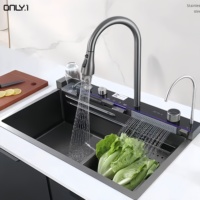 Évier de cuisine intelligent de cascade moderne Évier multifonctionnel de luxe en acier inoxydable OEM