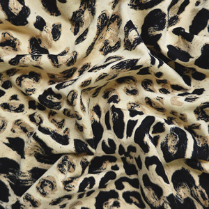 Tessuto Jersey in Microfibra Spazzolata a Doppia Faccia con Stampa Leopardata, 95% Poliestere 5% Spandex, per Pigiami e Abbigliamento da Casa, Personalizzabile e all'Ingrosso - Product Image 6