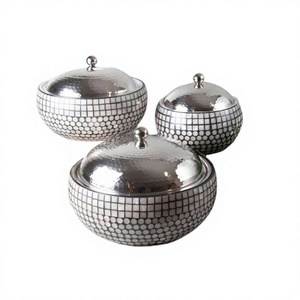Juego de Tres Ollas de Nácar de Primera Calidad, Hechas a Mano, Diseño Moderno, Calentador de Comida Metálico - Product Image 1