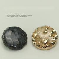 Kancing Logam Bulat Berlapis Emas Hitam Bebas Nikel dengan Permukaan Berlubang Gaya Mewah untuk Mantel Bulu dan Gaun