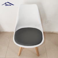 Chaise de salle à manger empilable en plastique PP avec pieds en bois, design moderne ergonomique et durable, revêtement en PU