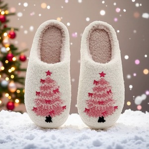 Hiver Femmes Hommes Chaussons en peluche Maison Gingerbread Man Christmas Tree Santa Elk Reindeer Fleece Flat Cozy Christmas Slippers - Product Image 1