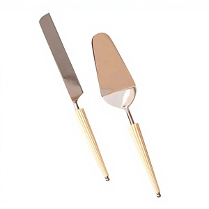 Serveur à gâteau élégant en acier inoxydable, style cône en céramique argentée, poignée artisanale en laiton Amson AG-045, compatible lave-vaisselle, le meilleur - Product Image 1