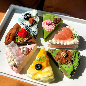 เค้กจำลองน่ารัก ของเล่น TPR สำหรับตกแต่งบ้านตุ๊กตา ของเล่นบีบคลายเครียด ชีสเค้กบีบได้ เหมาะสำหรับเด็กอายุ 5-7 ปี YS - Product Image 1