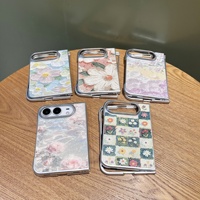 Étui de luxe en cuir d'agneau texturé à motif floral pour iPhone Duo, coque antichoc en PC pour téléphone pliable, fournisseur en gros