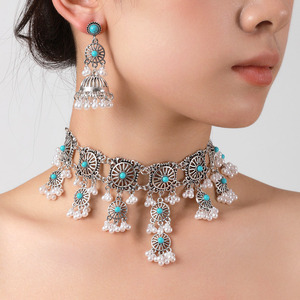Conjunto de Joyería Étnica India Vintage: Collar Gargantilla con Rueda Tallada Bañada en Plata Antigua y Pendientes Jhumka Tradicionales - Product Image 4