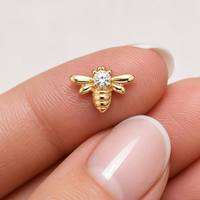 Anting-anting tusuk emas 14K HGC model princess cut, berulir dalam, dengan berbagai desain kristal/berlian imitasi, rantai, dan anting hidung.