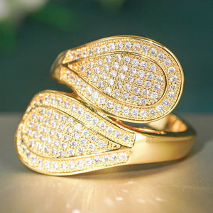 Anello scintillante stile principessa per donna, elegante gioiello da dito alla moda - Product Image 2