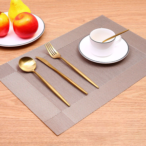 Fabricant de sets de table en PVC élégants et bon marché, antidérapants, imperméables, écologiques, pour la décoration de tables de mariage et de banquets - Product Image 4