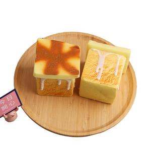 Jouet de décompression en PU souple personnalisé par le fabricant, en forme de pain grillé simulé, pour cadeaux d'enfants - Product Image 1
