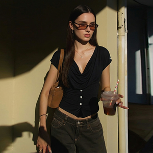 T-shirt da <span class=keywords><strong>donna</strong></span> in maglia a maniche corte, scollo a V, vestibilità slim, traspirante, <span class=keywords><strong>con</strong></span> <span class=keywords><strong>bottoni</strong></span> frontali drappeggiati e spalle scoperte, top casual estivo di tendenza - Product Image 3