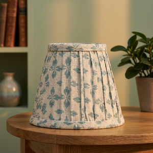Pantalla de Lámpara de Lino con Diseño Floral Azul |   Pantalla de tela plisada hecha a mano para lámparas de mesa, de pie y colgantes - Product Image 3