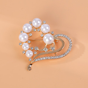 เข็มกลัดรูปหัวใจประดับมุกและคริสตัลชุบทองอัลลอยด์ ลดราคาพิเศษ ของขวัญสำหรับผู้หญิงและเด็ก เหมาะสำหรับงานแต่งงานและงานปาร์ตี้ - Product Image 4