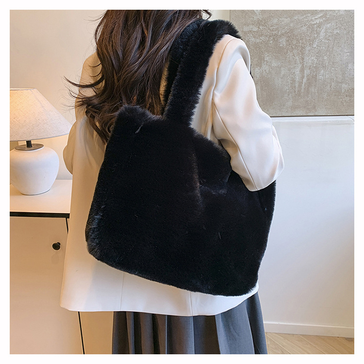Borsa tote in pelliccia sintetica gonfia invernale nera