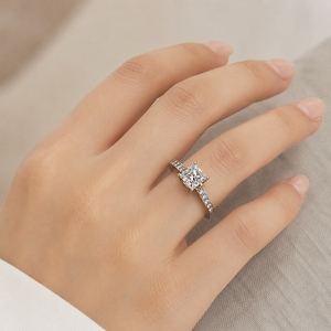 Anello quadrato a quattro griffe, gioiello da donna dal design minimalista per l'uso quotidiano - Product Image 2