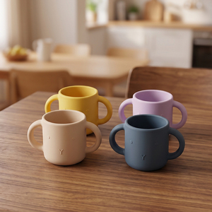 Vaso de entrenamiento para bebés con logotipo personalizado, fácil agarre, doble asa, de silicona de grado alimenticio. - Product Image 1