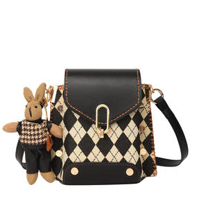 Sac à main à rivets cousus à la main pour femmes, sac à bandoulière en losange de couleur populaire - Product Image 1